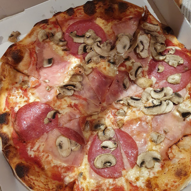 Pizza Schinken Salami Pilze
