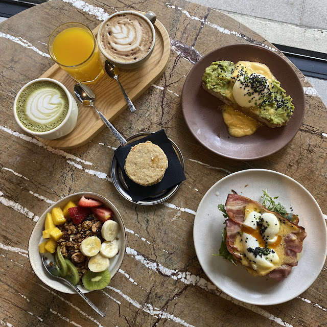 Flat White Y Tostada de Aguacate