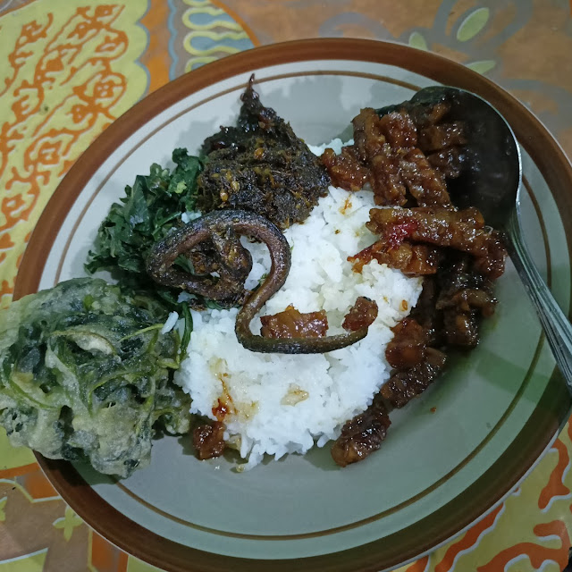 Nasi Belut Kering Tempe