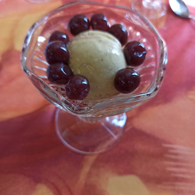 Glace Vanille Avec Cerises À L Eau de Vie