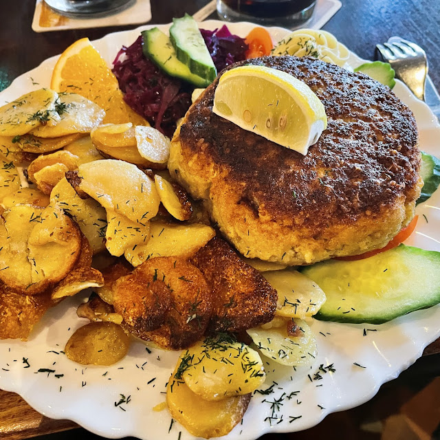 Fischbulette Mit Bratkartoffeln