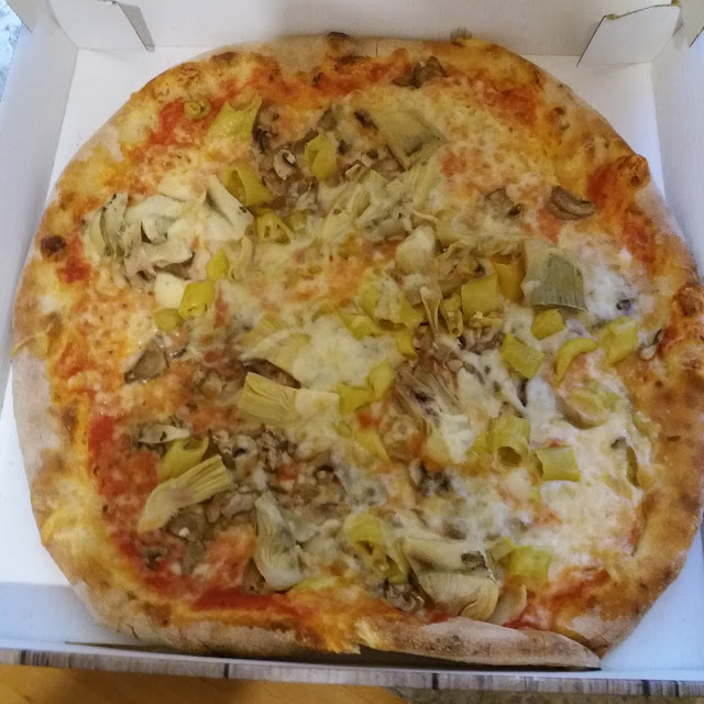 Pizza Funghi Artischocken Peperoni