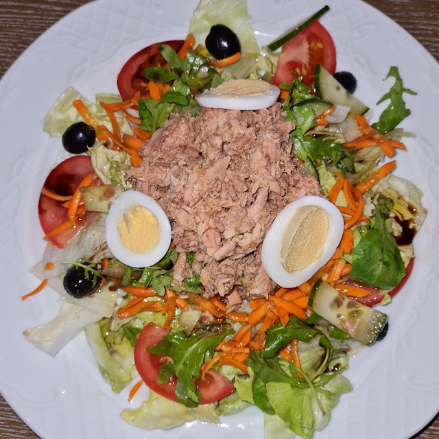Gemischter Salat Mit Thunfisch Und Ei Hier Mit Essig Und Öl