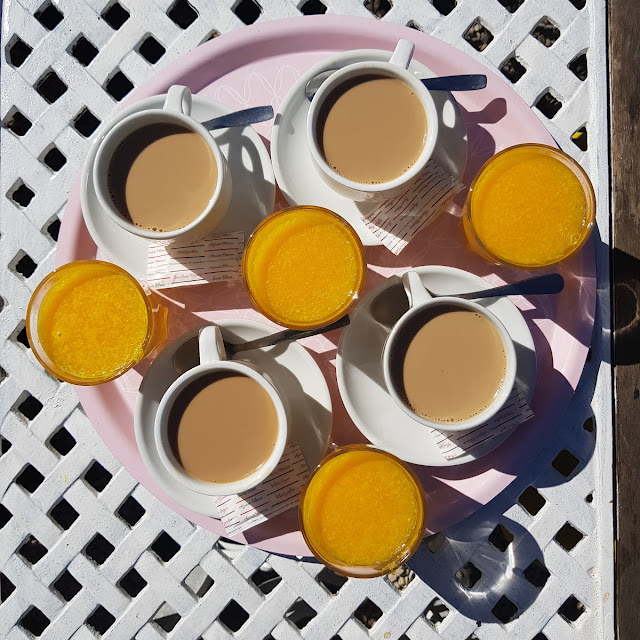 Orangensaft Und Milchkaffee