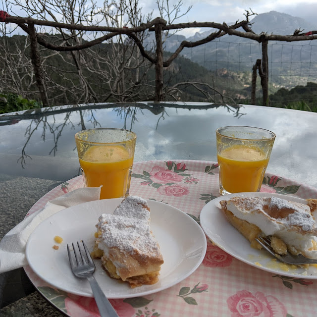 Zitronenkuchen Und Orangensaft