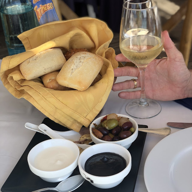Aioli Mit Koblauch Und Aioli Mit Tinte Vom Kalamari