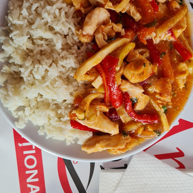Pui Thai Cu Orez Delicios