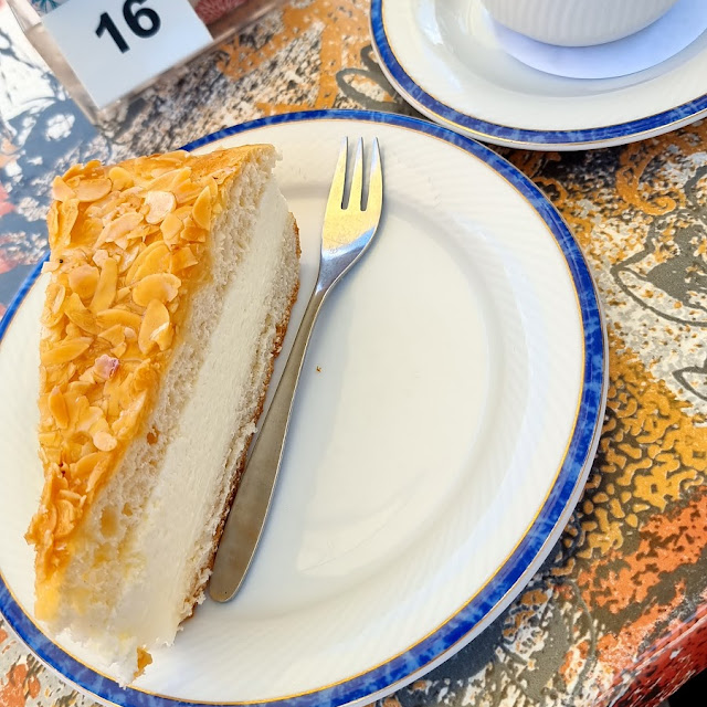 Bienenstich Und Schwarzer Kaffee
