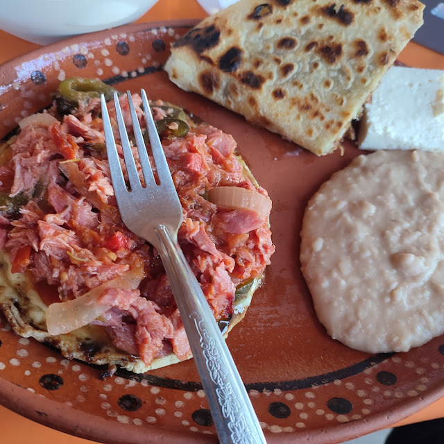 Taco de Lengua Taco de Marlin Y Pellizcada de Asientos