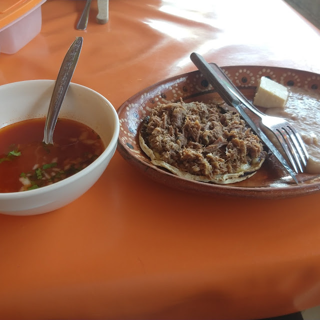 Pellizcada Con Asientos Acompañada de Frijoles