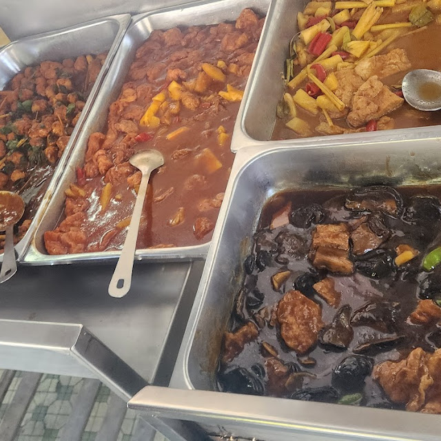 Mixed Vegetarian Dishes and Kueh