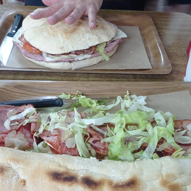 Bocadillo de Lomo Adobado Con Queso Y Bacon