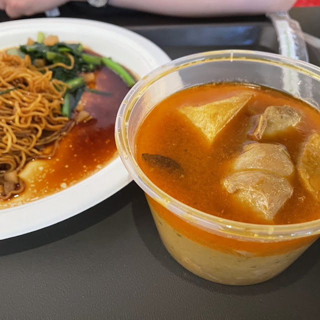 Curry Chicken with Dry Egg Noddle