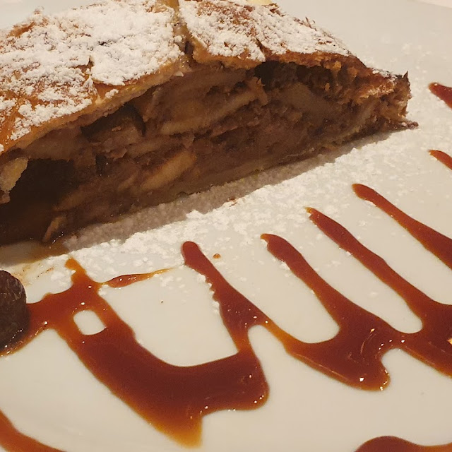 Apfelstrudel Con Helado de Vainilla