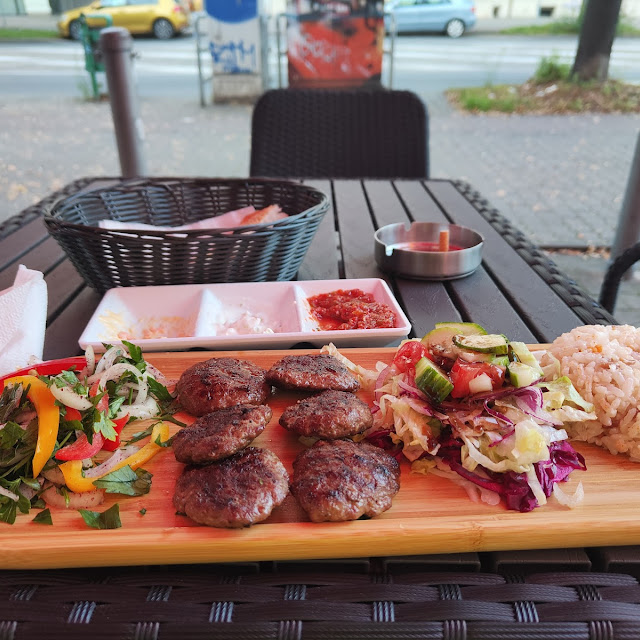 Izgara Köfte Fladenbrot