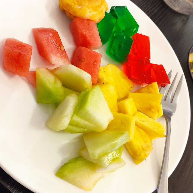 Obst Vom Buffet Mit Wackelpudding & 1x Windbeutel