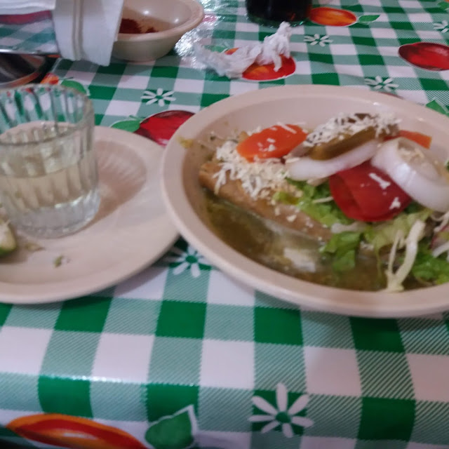 Tacos Dorados Con Verdura Dulce Y Un Amargo