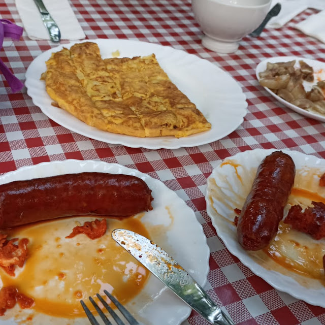 Tortilla de Patatas Oreja Y Chorizo Frito