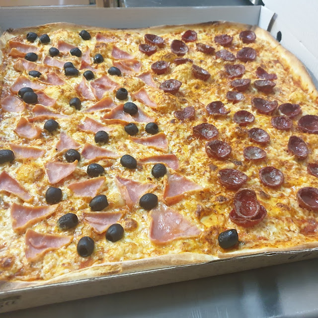 Familien Pizza Mit Sucuk Oliven Und Sinken
