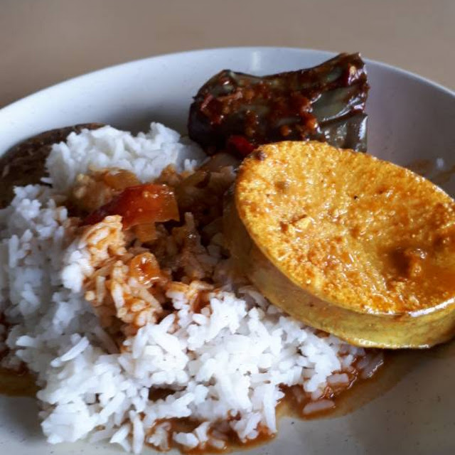 Nasi Berlauk Kari Telur Ikan