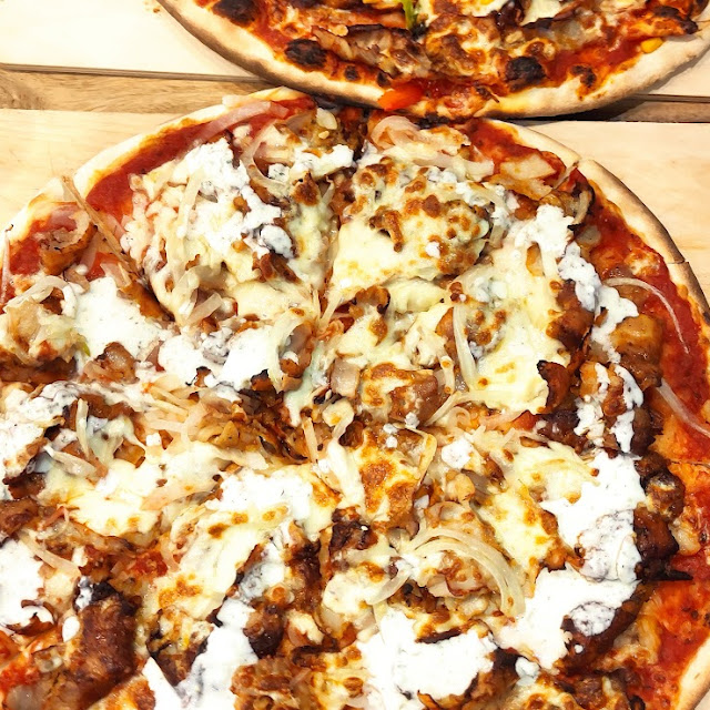 Pizza Composée Base Tomate Döner Poulet Oignons Fromage Sauce Blanche À la Sortie Du Four