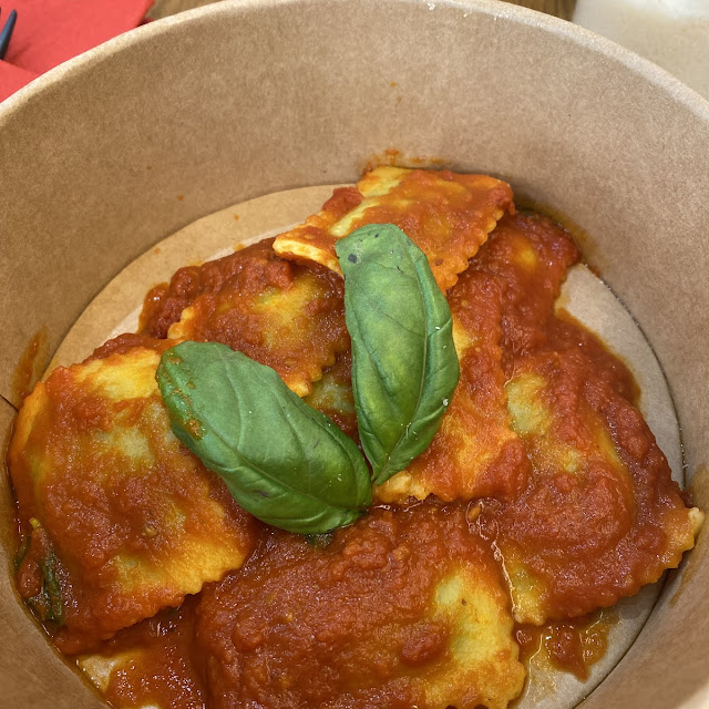 Ravioli Ricotta E Spinaci Pomodoro E Basilico Burro E Salvia