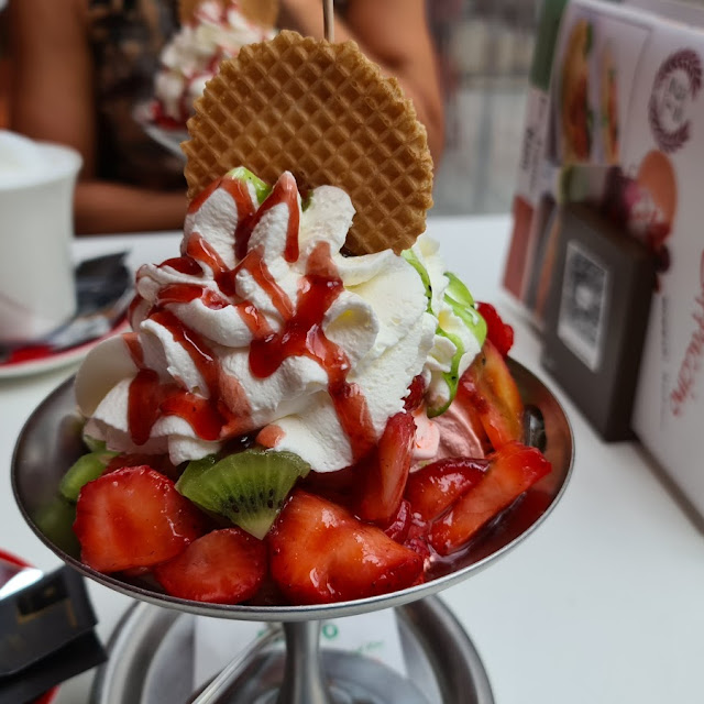 Erdbeer Kiwi Eisbecher