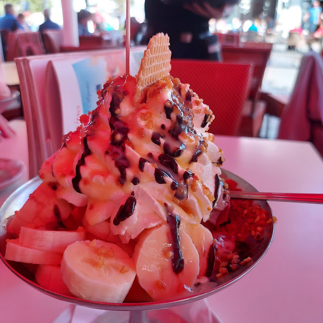 Haselnußeisbecher