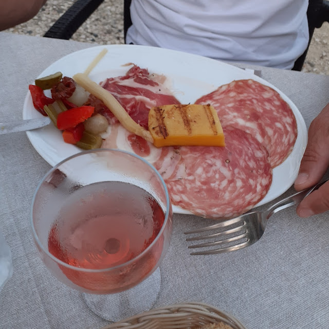 Affettati Misti Con Polenta E Sottaceti