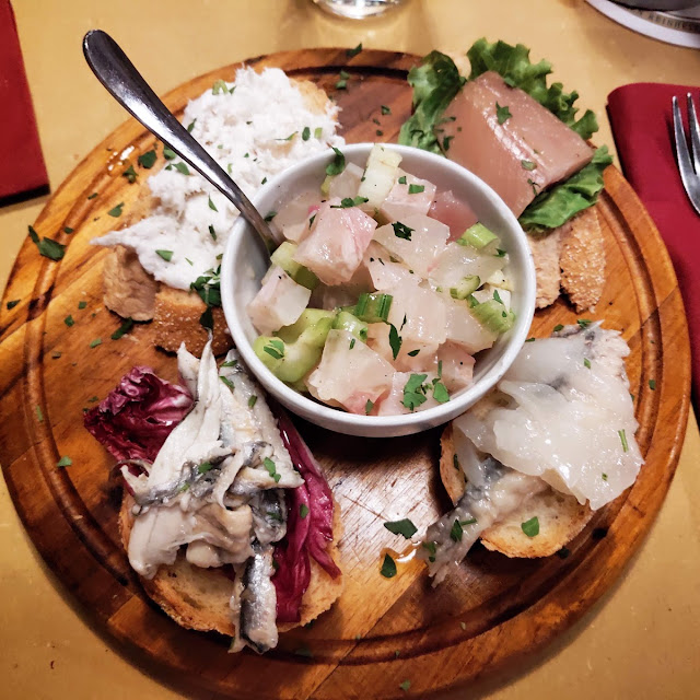 Cicchetti E Vino Della Casa Polpette Di Tonno Sarde In Saor Baccalà Mantecato
