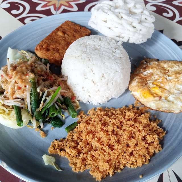 Nasi Pecel Kremes Telur Ceplok