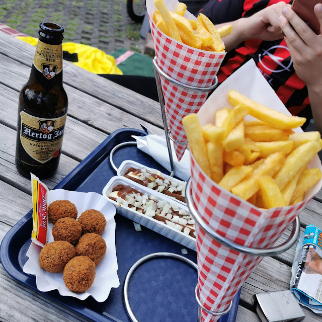Frikandel Spezial Bitterballen Und Hertog Jan Bier