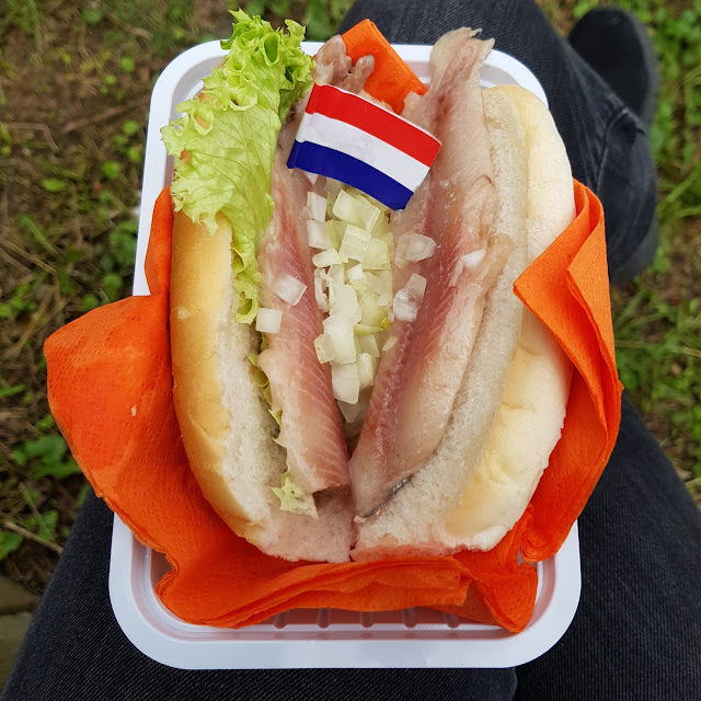 1 Matjesbrötchen