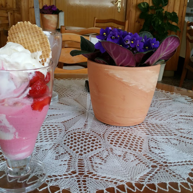 Erdbeer Softeis Becher