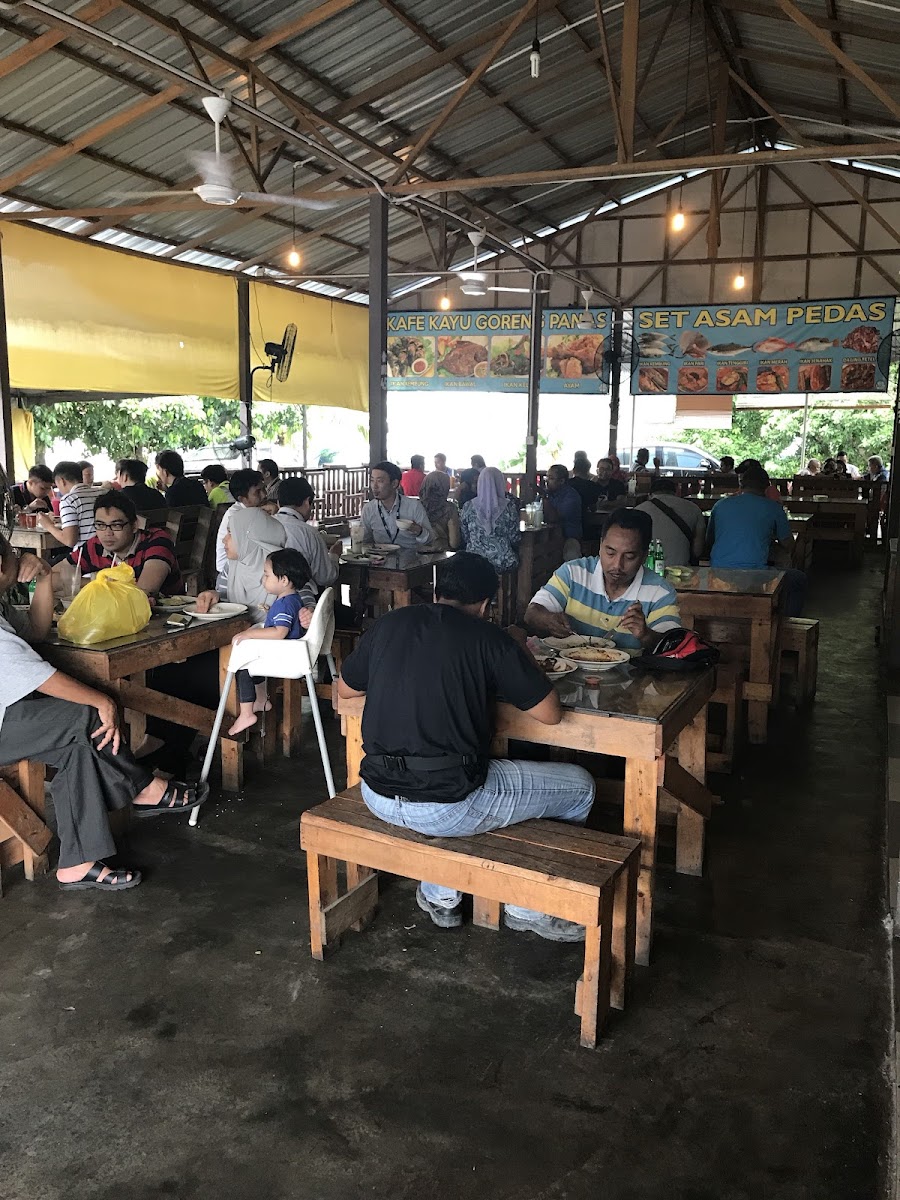 Kafe Kayu Dengkil