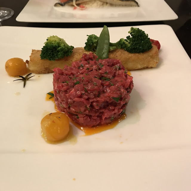 Tartare de Thon Concombre Et Mousseline d'avocat Condiments