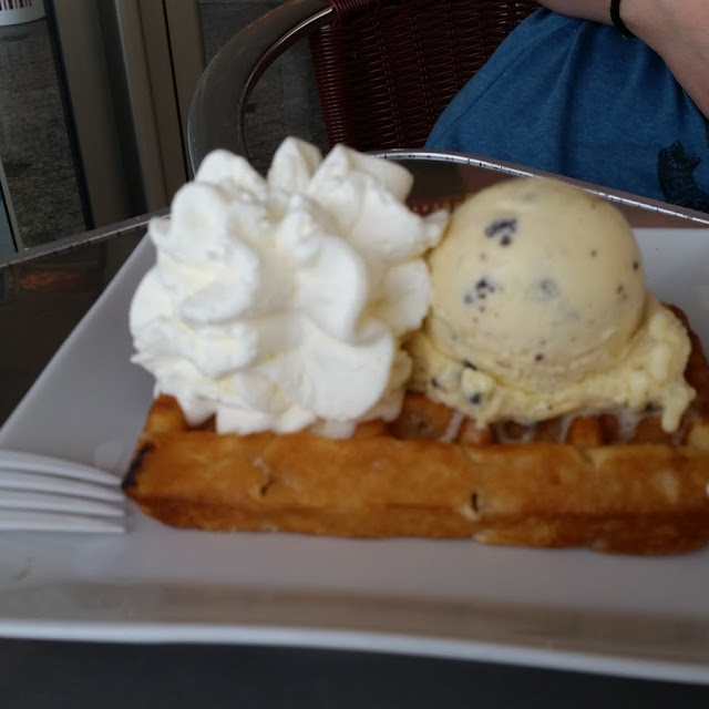 Gofre Con Helado Y Nata