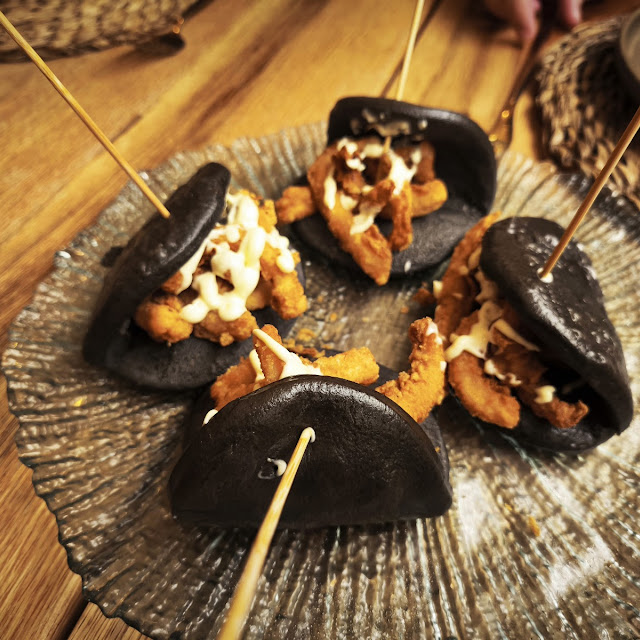 Pan Bao Negro Con Calamares