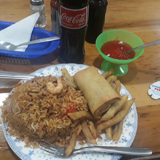 Arroz Chino Con Lumpias Y Cocacola