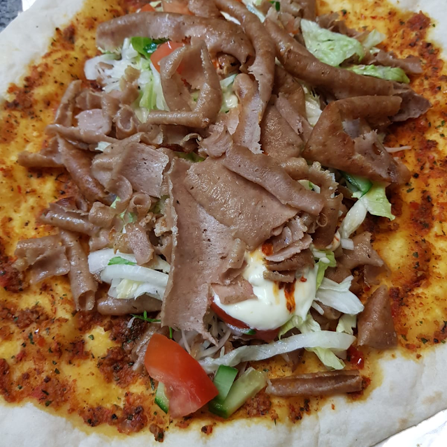 Lahmacun Mit Salat