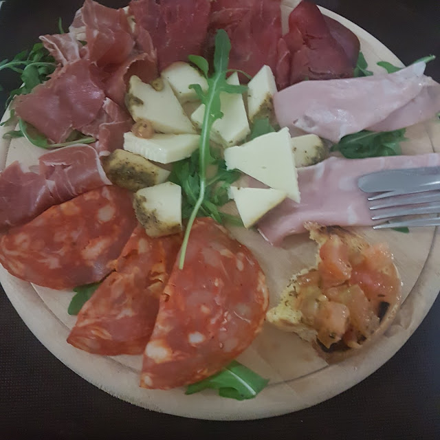 Tagliere Di Salumi E Formaggi