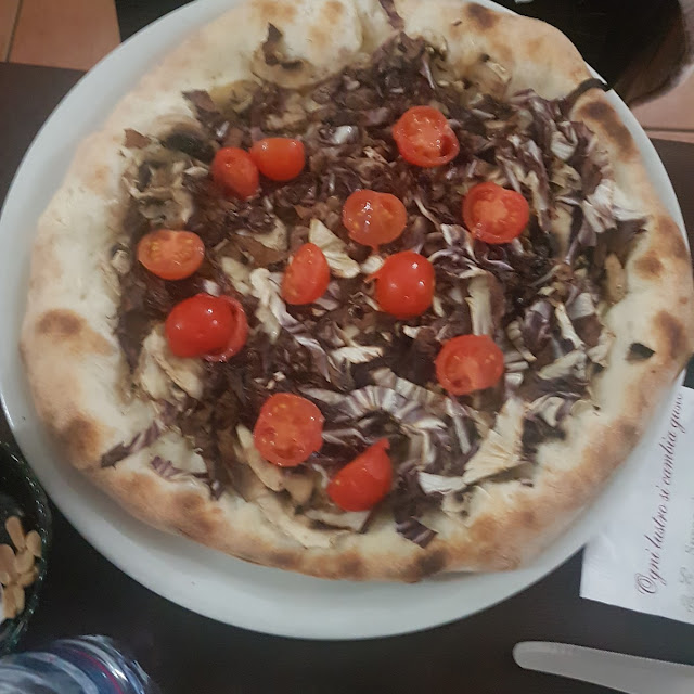 Pizza Con Pomodorini Radicchio E Funghi Freschi