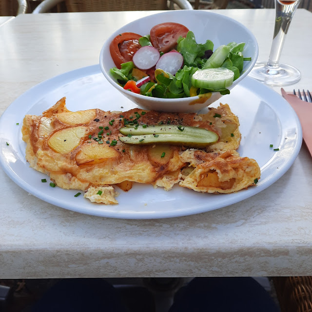 Bauernfrühstück Mit Einem Frischen Salat