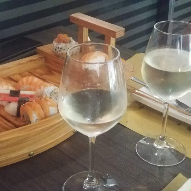 Barca Sushi Porzione Media E Vino Bianco Fermo