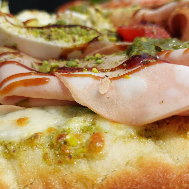 Pinsa Mozzarella Di Bufala-mortadella E Pistacchio