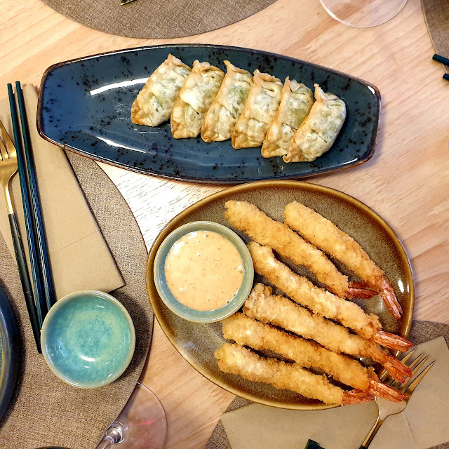 Langostinos Poke Y Gyozas de Gamba