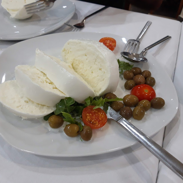 Mozzarella Di Bufala Con Pomodorini E Olive