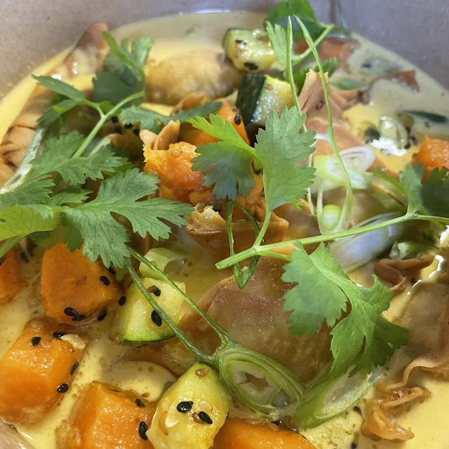 Raviolis Frits Aux Saumons Et Bouillon Coco Curry Jaune