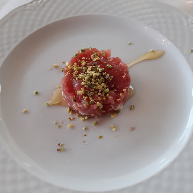 Tartare Di Tonno Con Burrata Granella Di Pistacchio E Miele
