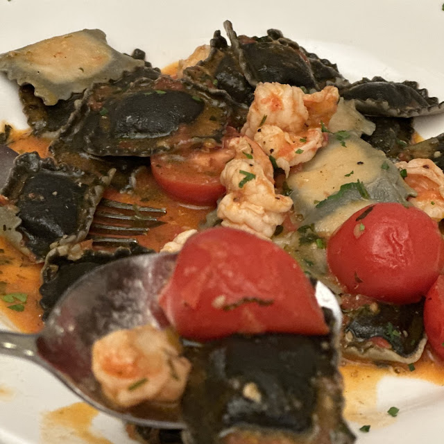 Ravioli Di Pesce Al Nero Di Seppia Con Gamberi E Pomodorini